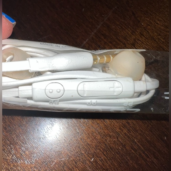 2 for $10!!! NWOT samsung earphones - Picture 2 of 4